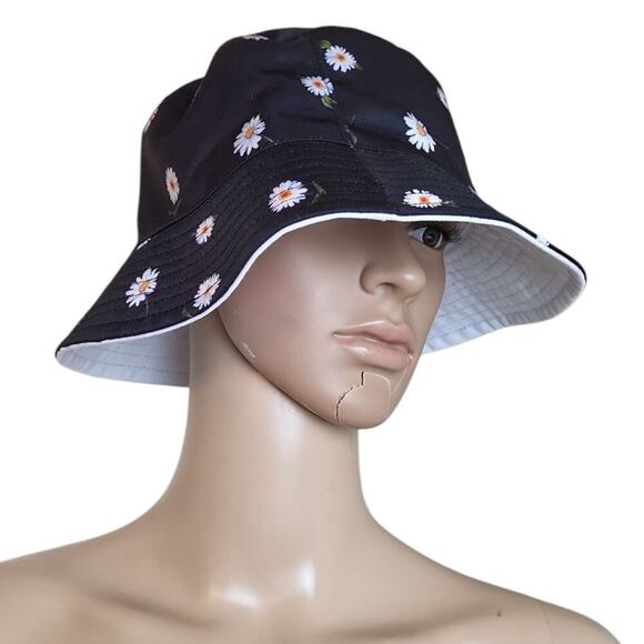 Alice + Olivia Accessories - Alice + Olivia Reversible Black & White Daisy Bucket Hat